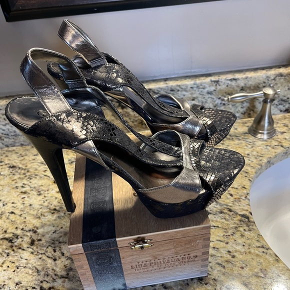 Guess Metallic Snake Print Heels in Sz 8.5 - Picture 2 of 6